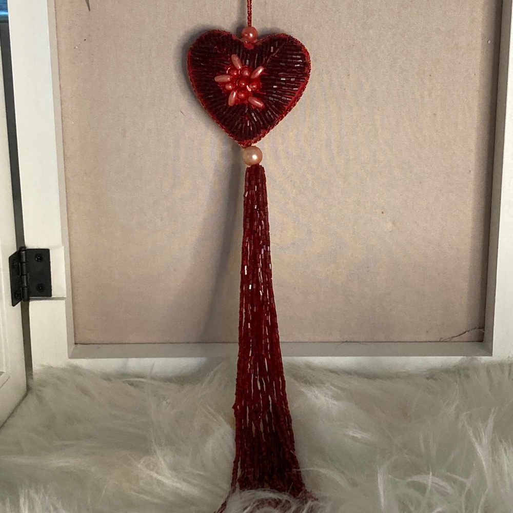 ❤️ Victorian Beaded Heart – 10” Heirloom Detail